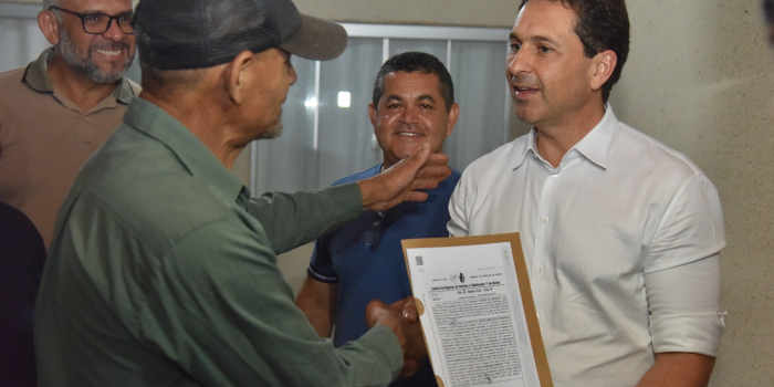Prefeito Vilela entrega escrituras a moradores do Retiro do Bosque e consolida dignidade para famílias